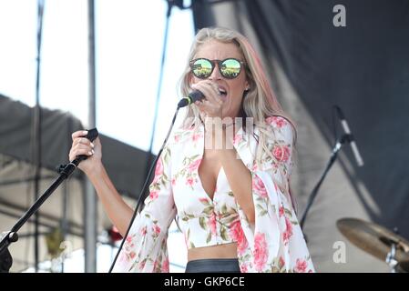 WANTAGH, NY - 21 AUGUST: Brooke Eden Handball live auf der Billboard Hot 100 Musikfestival 2016 bei Nikon am Jones Beach Theater auf 21. August 2016 in Wantagh, New York. Bildnachweis: Diego Corredor/Medien Punch Credit: MediaPunch Inc/Alamy Live-Nachrichten Stockfoto