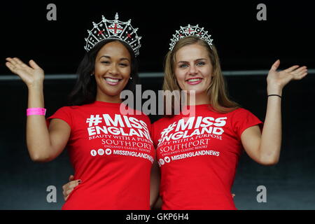 London, UK. 3. August 2014. Miss England 2016 Elizabeth Grant und Miss Sussex Victoria Smart, verleiht eine Verlosung Urlaub bist Mauritius für Teilnehmer an Mauritius Open Air Festival 2016 im Gunnersbury Park in London, UK. Bildnachweis: Siehe Li/Alamy Live News Stockfoto