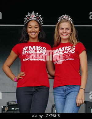 London, UK. 3. August 2014. Miss England 2016 Elizabeth Grant und Miss Sussex Victoria Smart, verleiht eine Verlosung Urlaub bist Mauritius für Teilnehmer an Mauritius Open Air Festival 2016 im Gunnersbury Park in London, UK. Bildnachweis: Siehe Li/Alamy Live News Stockfoto