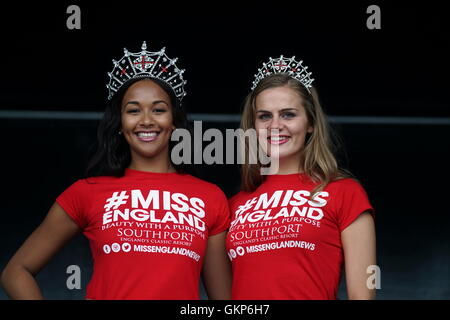 London, UK. 3. August 2014. Miss England 2016 Elizabeth Grant und Miss Sussex Victoria Smart, verleiht eine Verlosung Urlaub bist Mauritius für Teilnehmer an Mauritius Open Air Festival 2016 im Gunnersbury Park in London, UK. Bildnachweis: Siehe Li/Alamy Live News Stockfoto