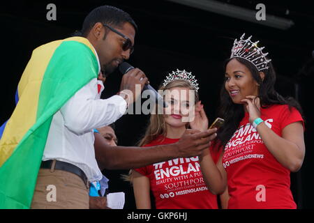 London, UK. 3. August 2014. Miss England 2016 Elizabeth Grant und Miss Sussex Victoria Smart, verleiht eine Verlosung Urlaub bist Mauritius für Teilnehmer an Mauritius Open Air Festival 2016 im Gunnersbury Park in London, UK. Bildnachweis: Siehe Li/Alamy Live News Stockfoto