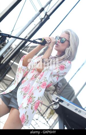 WANTAGH, NY - 21 AUGUST: Brooke Eden Handball live auf der Billboard Hot 100 Musikfestival 2016 bei Nikon am Jones Beach Theater auf 21. August 2016 in Wantagh, New York. Bildnachweis: Diego Corredor/Medien Punch Credit: MediaPunch Inc/Alamy Live-Nachrichten Stockfoto