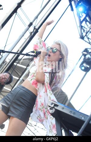 WANTAGH, NY - 21 AUGUST: Brooke Eden Handball live auf der Billboard Hot 100 Musikfestival 2016 bei Nikon am Jones Beach Theater auf 21. August 2016 in Wantagh, New York. Bildnachweis: Diego Corredor/Medien Punch Credit: MediaPunch Inc/Alamy Live-Nachrichten Stockfoto