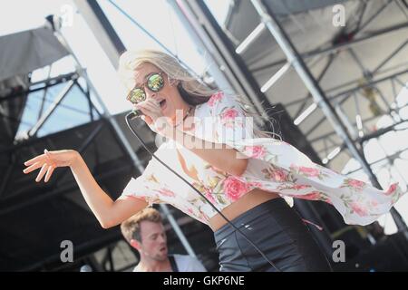 WANTAGH, NY - 21 AUGUST: Brooke Eden Handball live auf der Billboard Hot 100 Musikfestival 2016 bei Nikon am Jones Beach Theater auf 21. August 2016 in Wantagh, New York. Bildnachweis: Diego Corredor/Medien Punch Credit: MediaPunch Inc/Alamy Live-Nachrichten Stockfoto