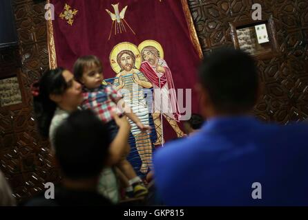 Kairo, Ägypten. 21. August 2016. Ägyptischen koptischen Christen besuchen eine rituelle Zeremonie zum Gedenken an Fest Mariä Himmelfahrt in der Kirche der Jungfrau Maria in Kairo, Ägypten, 21. August 2016. Das Fest der Himmelfahrt markiert der Mariä Himmelfahrt in den Himmel. Bildnachweis: Ahmed Gomaa/Xinhua/Alamy Live-Nachrichten Stockfoto