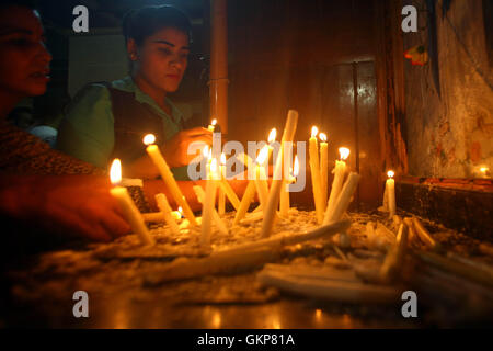 Kairo, Ägypten. 21. August 2016. Ägyptischen koptischen Christen besuchen eine rituelle Zeremonie zum Gedenken an Fest Mariä Himmelfahrt in der Kirche der Jungfrau Maria in Kairo, Ägypten, 21. August 2016. Das Fest der Himmelfahrt markiert der Mariä Himmelfahrt in den Himmel. Bildnachweis: Ahmed Gomaa/Xinhua/Alamy Live-Nachrichten Stockfoto