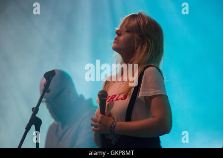 Rebecca Lucy Taylor vom Slow Club gastiert am letzten Tag des Green man Festivals 2016 im Glanusk Estate in Brecon, Wales, mit The Moonlandingz (einer Supergruppe mit Mitgliedern der Fat White Family, des Eccentronic Research Council und Sean Lennon). UK am 21. August 2016. Bild: Rob Watkins/Alamy Live News Stockfoto