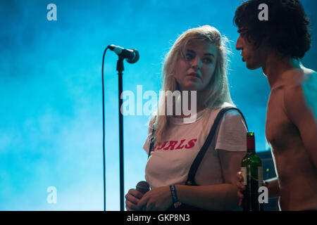 Rebecca Lucy Taylor von Slow Club gastiert mit Lias Kaci Saoudi von The Moonlandingz (einer Supergruppe mit Mitgliedern der Fat White Family, des Eccentronic Research Council und Sean Lennon) im Far Out Tent am letzten Tag des Green man Festivals 2016 im Glanusk Estate in Brecon, Wales, Großbritannien am 21. August 2016. Bild: Rob Watkins/Alamy Live News Stockfoto