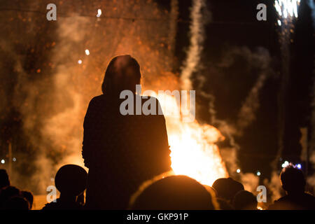 Brecon, Wales, UK, 21. August 2016. Der letzte Tag der grüne Mann Festival 2016 auf dem Glanusk Anwesen in Brecon, Wales. Im Bild: Das Festival endet wie immer mit der zeremoniellen Verbrennung der Korbweide Green man Bild: Rob Watkins/Alamy Live News Stockfoto