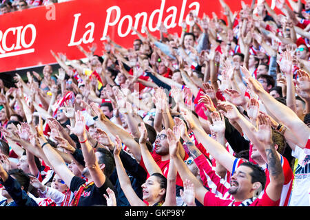 Gijón, Spanien. 21. August 2016. Sporting Upporters anfeuern ihrer Mannschaft während des Fußballspiels der ersten Runde der Saison 2016/2017 der spanischen Liga "La Liga" zwischen Real Sporting de Gijon und Athletic Club Bilbao Molinón Stadion 21. August 2016 in Gijon, Spanien. Bildnachweis: David Gato/Alamy Live-Nachrichten Stockfoto