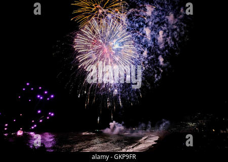 West Bay, Dorset, UK. 21. August 2016. Feuerwerk und einem riesigen Lagerfeuer dazu beigetragen, das Ende des Bridports Karnevalswoche feiern, trotz eines feuchten, Tausende stellte sich heraus, um vom Strand und Klippen zu sehen. Bildnachweis: Tom Corban/Alamy Live-Nachrichten Stockfoto