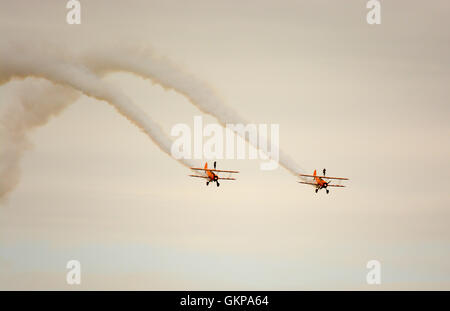 Die Breitling Wingwalkers führen Sie einen waghalsigen Stunt auf bi-Flugzeuge an der Bournemouth Air Show 2016. Stockfoto