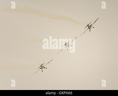 Drei Flugzeuge aus den Blades Aerobatic Air Display Team Bank in der Ausbildung an der Bournemouth Air Show gegen einen bewölkten Himmel. Stockfoto