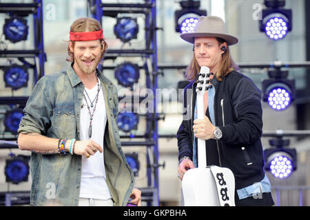 Toronto, Kanada. 22. August 2016. Country-Musik-Duo, Brian Kelley und Tyler Hubbard von Florida Georgia Line Performancing bei der Premiere von CTV ihr morgen. Bildnachweis: EXImages/Alamy Live-Nachrichten Stockfoto