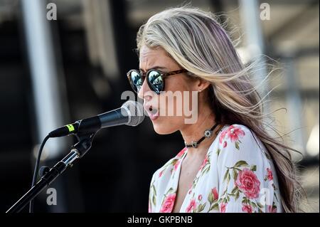 Wantagh, NY, USA. 21. August 2016. Brooke Eden auf der Bühne für 2016 Billboard's Hot 100 Festival - Sonne, Nikon am Jones Beach Theater, Wantagh, NY 21. August 2016. Bildnachweis: Steven Ferdman/Everett Collection/Alamy Live-Nachrichten Stockfoto