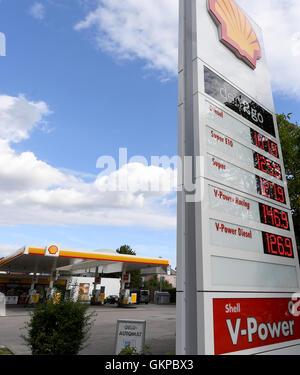 Ingolstadt Deutschland 22 August 16 Eine Shell Tankstelle In Ingolstadt Deutschland 22 August 16 Foto Peter Kneffel Dpa Alamy Live News Stockfotografie Alamy