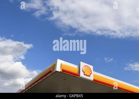 Ingolstadt Deutschland 22 August 16 Eine Shell Tankstelle In Ingolstadt Deutschland 22 August 16 Foto Peter Kneffel Dpa Alamy Live News Stockfotografie Alamy