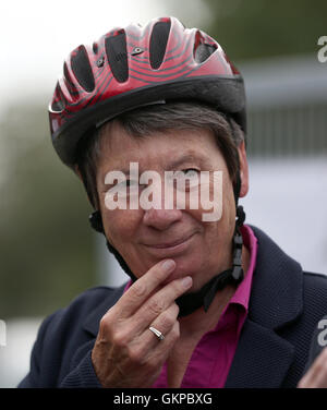 Bundesminister für Umwelt Barbara Hendricks (SPD) fährt mit dem Fahrrad auf dem Radweg RS1 in Richtung Essen in Mülheim an der Ruhr, Deutschland, 22. August 2016. Hendrick es Sommerreise besteht aus Besuche bei den verschiedenen Projekten im Großraum NRW. Foto: Ina Fassbender/dpa Stockfoto