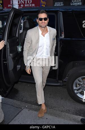 New York, NY, USA. 22. August 2016. Edgar Ramirez unterwegs für Promi-Schnappschüsse - Mo, New York, NY 22. August 2016. Bildnachweis: Derek Sturm/Everett Collection/Alamy Live-Nachrichten Stockfoto