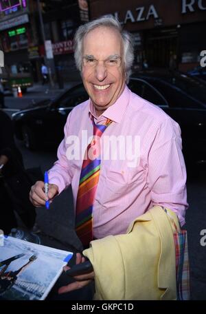 New York, NY, USA. 22. August 2016. Henry Winkler unterwegs für Promi-Schnappschüsse - Mo, New York, NY 22. August 2016. Bildnachweis: Derek Sturm/Everett Collection/Alamy Live-Nachrichten Stockfoto