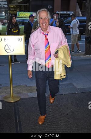 New York, NY, USA. 22. August 2016. Henry Winkler unterwegs für Promi-Schnappschüsse - Mo, New York, NY 22. August 2016. Bildnachweis: Derek Sturm/Everett Collection/Alamy Live-Nachrichten Stockfoto