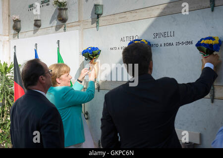 Ventotene, Italien 22. August 2016. HANDOUT - zeigt ein Handout zur Verfügung gestellt, am 22. August 2016, Bundeskanzlerin Angela Merkel (CDU), der Italian Prime Minister Matteo Renzi (r) und der französische Präsident Francois Hollande machen einen Besuch zum Grab von Antifaschisten Altiero Spinelli während eines Treffens zwischen den Führern auf der Insel Ventotene, Italien 22. August 2016. : Bildnachweis Guido Bergmann/Bundesregierung/Dpa: Dpa picture-Alliance/Alamy Live News Stockfoto