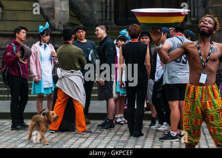 Edinburgh, Schottland. 22. August 2016. Interpreten zu trainieren und sprechen nach einem Tag auf der Royal Mile. Edinburgh Festival Fringe ist das größte Festival der darstellenden Künste in der Welt, das diesjährige Festival beherbergt mehr als 3000 Shows in fast 300 Veranstaltungsorten in der ganzen Stadt. Bildnachweis: Simone Padovani / Erwachen / Alamy Live News Stockfoto