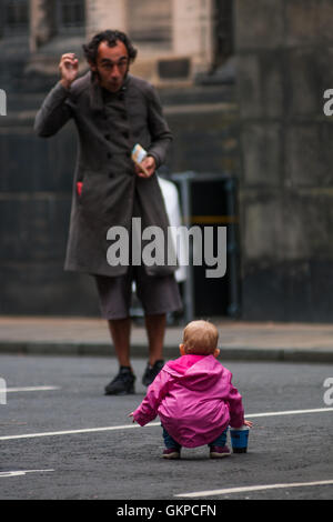 Edinburgh, Schottland. 22. August 2016. Ein Musiker spielt mit Kinder vor Beginn seiner Show. Edinburgh Festival Fringe ist das größte Festival der darstellenden Künste in der Welt, das diesjährige Festival beherbergt mehr als 3000 Shows in fast 300 Veranstaltungsorten in der ganzen Stadt. Bildnachweis: Simone Padovani / Erwachen / Alamy Live News Stockfoto