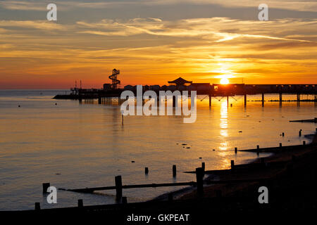 Herne Bay, Kent, UK. 23. August 2016: UK Wetter. Sonnenaufgang in Herne Bay Pier als Temperaturen werden voraussichtlich am Mittwoch 29 ° C möglichst hoch sein. Die Sommerferien an einem engen Urlauber beim Zeichnen wird Kopf ans Meer machen das Beste aus den späten August Hitzewelle Credit: Alan Payton/Alamy Live News Stockfoto