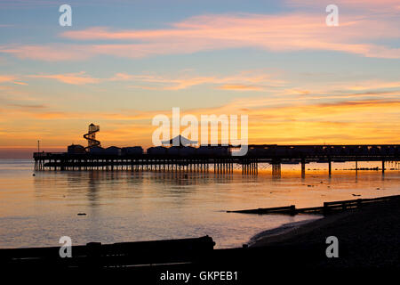 Herne Bay, Kent, UK. 23. August 2016: UK Wetter. Sonnenaufgang in Herne Bay Pier als Temperaturen werden voraussichtlich am Mittwoch 29 ° C möglichst hoch sein. Die Sommerferien an einem engen Urlauber beim Zeichnen wird Kopf ans Meer machen das Beste aus den späten August Hitzewelle Credit: Alan Payton/Alamy Live News Stockfoto