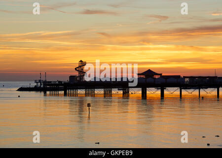 Herne Bay, Kent, UK. 23. August 2016: UK Wetter. Sonnenaufgang in Herne Bay Pier als Temperaturen werden voraussichtlich am Mittwoch 29 ° C möglichst hoch sein. Die Sommerferien an einem engen Urlauber beim Zeichnen wird Kopf ans Meer machen das Beste aus den späten August Hitzewelle Credit: Alan Payton/Alamy Live News Stockfoto