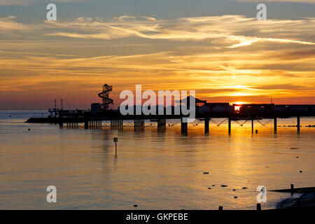 Herne Bay, Kent, UK. 23. August 2016: UK Wetter. Sonnenaufgang in Herne Bay Pier als Temperaturen werden voraussichtlich am Mittwoch 29 ° C möglichst hoch sein. Die Sommerferien an einem engen Urlauber beim Zeichnen wird Kopf ans Meer machen das Beste aus den späten August Hitzewelle Credit: Alan Payton/Alamy Live News Stockfoto