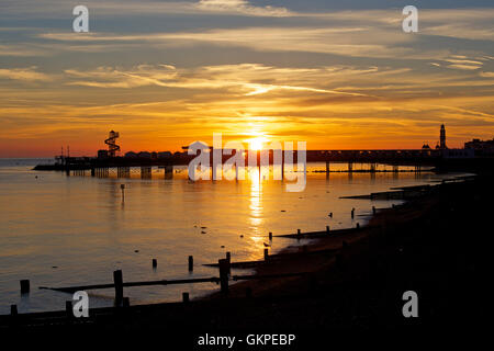 Herne Bay, Kent, UK. 23. August 2016: UK Wetter. Sonnenaufgang in Herne Bay Pier als Temperaturen werden voraussichtlich am Mittwoch 29 ° C möglichst hoch sein. Die Sommerferien an einem engen Urlauber beim Zeichnen wird Kopf ans Meer machen das Beste aus den späten August Hitzewelle Credit: Alan Payton/Alamy Live News Stockfoto