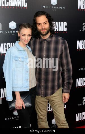 Los Angeles, CA, USA. 22. August 2016. CASSI Colvin, Chris D'Elia im Ankunftsbereich für Mechaniker: Auferstehung Premiere, Arclight Kinos Hollywood, Los Angeles, CA 22. August 2016. Bildnachweis: Priscilla Grant/Everett Collection/Alamy Live-Nachrichten Stockfoto