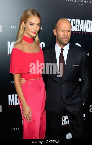 Los Angeles, CA, USA. 22. August 2016. Jason Statham, Rosie Huntington-Whiteley im Ankunftsbereich für Mechaniker: Auferstehung Premiere, Arclight Kinos Hollywood, Los Angeles, CA 22. August 2016. Bildnachweis: Priscilla Grant/Everett Collection/Alamy Live-Nachrichten Stockfoto