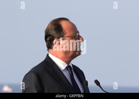 Ventotene, Italien. 22. August 2016. Renzi Hollande Merkel in Ventotene The Premier, Matteo Renzi, Präsident der französischen Republik, François Hollande und Bundeskanzlerin Angela Merkel bei der Pressekonferenz auf dem Garibaldi-Schiff der italienischen Marine nach Italien-Frankreich-Deutschland der trilateralen Gipfel statt in Ventotene.In das Bild François Hollande Credit: Salvatore Esposito/Alamy Live News Stockfoto