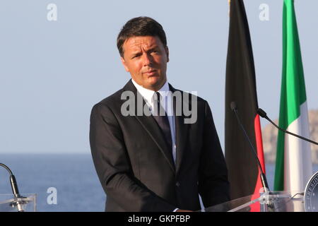 Ventotene, Italien. 22. August 2016. Renzi Hollande Merkel in Ventotene The Premier, Matteo Renzi, Präsident der französischen Republik, François Hollande und Bundeskanzlerin Angela Merkel bei der Pressekonferenz auf dem Garibaldi-Schiff der italienischen Marine nach Italien-Frankreich-Deutschland der trilateralen Gipfel statt in Ventotene.In das Bild Matteo Renzi Credit: Salvatore Esposito/Alamy Live News Stockfoto