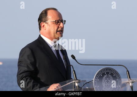 Ventotene, Italien. 22. August 2016. Renzi Hollande Merkel in Ventotene The Premier, Matteo Renzi, Präsident der französischen Republik, François Hollande und Bundeskanzlerin Angela Merkel bei der Pressekonferenz auf dem Garibaldi-Schiff der italienischen Marine nach Italien-Frankreich-Deutschland der trilateralen Gipfel statt in Ventotene.In das Bild François Hollande Credit: Salvatore Esposito/Alamy Live News Stockfoto