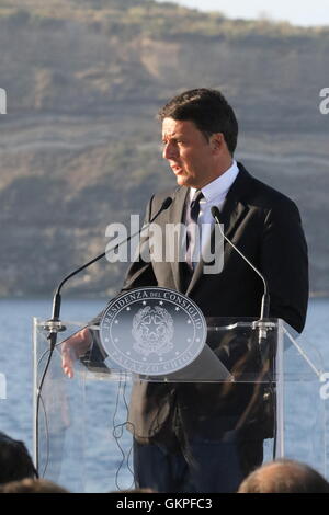 Ventotene, Italien. 22. August 2016. Renzi Hollande Merkel in Ventotene The Premier, Matteo Renzi, Präsident der französischen Republik, François Hollande und Bundeskanzlerin Angela Merkel bei der Pressekonferenz auf dem Garibaldi-Schiff der italienischen Marine nach Italien-Frankreich-Deutschland der trilateralen Gipfel statt in Ventotene.In das Bild Matteo Renzi Credit: Salvatore Esposito/Alamy Live News Stockfoto