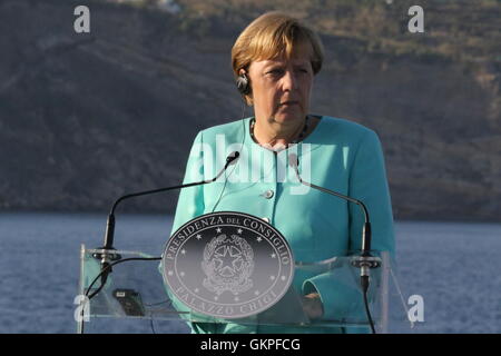 Ventotene, Italien. 22. August 2016. Renzi Hollande Merkel in Ventotene The Premier, Matteo Renzi, Präsident der französischen Republik, François Hollande und Bundeskanzlerin Angela Merkel bei der Pressekonferenz auf dem Garibaldi-Schiff der italienischen Marine nach Italien-Frankreich-Deutschland der trilateralen Gipfel statt in Ventotene.In das Bild Angela Merkel Credit: Salvatore Esposito/Alamy Live News Stockfoto