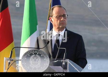 Ventotene, Italien. 22. August 2016. Renzi Hollande Merkel in Ventotene The Premier, Matteo Renzi, Präsident der französischen Republik, François Hollande und Bundeskanzlerin Angela Merkel bei der Pressekonferenz auf dem Garibaldi-Schiff der italienischen Marine nach Italien-Frankreich-Deutschland der trilateralen Gipfel statt in Ventotene.In das Bild François Hollande Credit: Salvatore Esposito/Alamy Live News Stockfoto