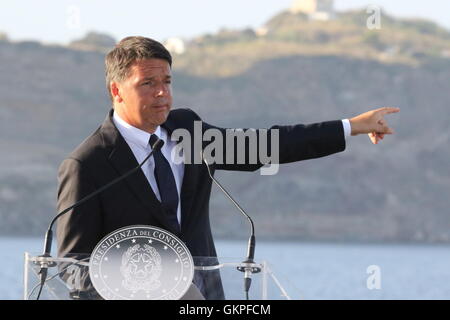 Ventotene, Italien. 22. August 2016. Renzi Hollande Merkel in Ventotene The Premier, Matteo Renzi, Präsident der französischen Republik, François Hollande und Bundeskanzlerin Angela Merkel bei der Pressekonferenz auf dem Garibaldi-Schiff der italienischen Marine nach Italien-Frankreich-Deutschland der trilateralen Gipfel statt in Ventotene.In das Bild Matteo Renzi Credit: Salvatore Esposito/Alamy Live News Stockfoto