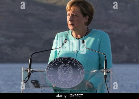 Ventotene, Italien. 22. August 2016. Renzi Hollande Merkel in Ventotene The Premier, Matteo Renzi, Präsident der französischen Republik, François Hollande und Bundeskanzlerin Angela Merkel bei der Pressekonferenz auf dem Garibaldi-Schiff der italienischen Marine nach Italien-Frankreich-Deutschland der trilateralen Gipfel statt in Ventotene.In das Bild Angela Merkel Credit: Salvatore Esposito/Alamy Live News Stockfoto