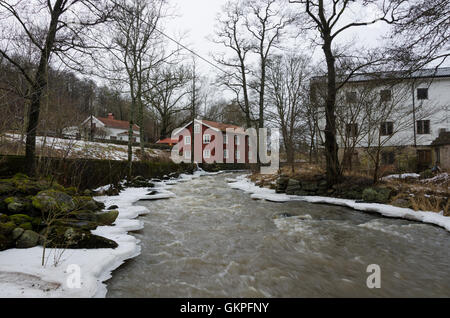 Kungsbacka Fluss mit kaltem Wasser ein grauer Tag im zeitigen Frühjahr Stockfoto