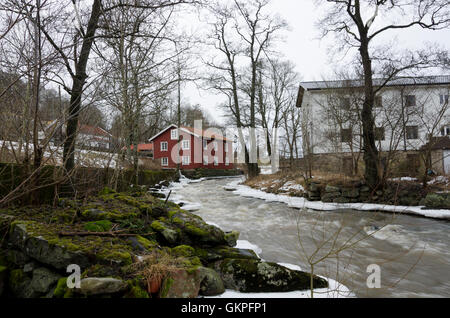 Kungsbacka Fluss mit kaltem Wasser ein grauer Tag im zeitigen Frühjahr Stockfoto