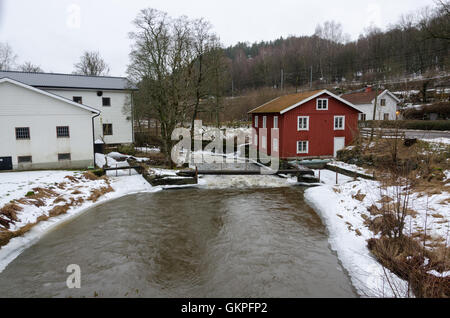 Kungsbacka Fluss mit kaltem Wasser ein grauer Tag im zeitigen Frühjahr Stockfoto