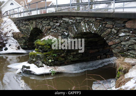 Kungsbacka Fluss mit kaltem Wasser ein grauer Tag im zeitigen Frühjahr Stockfoto