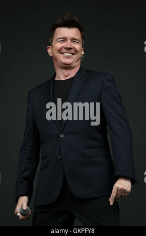 Rick Astley führt auf der MTV Bühne beim V Festival im Weston Park in Shifnal, Shropshire. Stockfoto