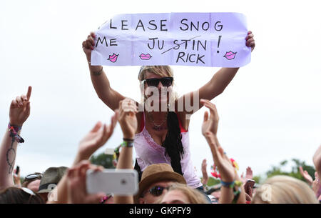 Festivalbesucher beobachten Rick Astley auf der MTV Bühne beim V Festival im Weston Park in Shifnal, Shropshire durchführen. Stockfoto