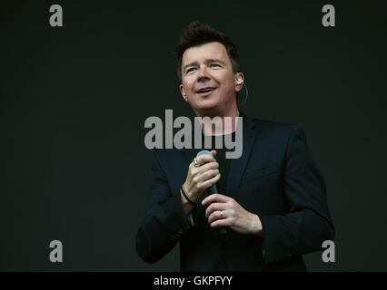 Rick Astley führt auf der MTV Bühne beim V Festival im Weston Park in Shifnal, Shropshire. Stockfoto